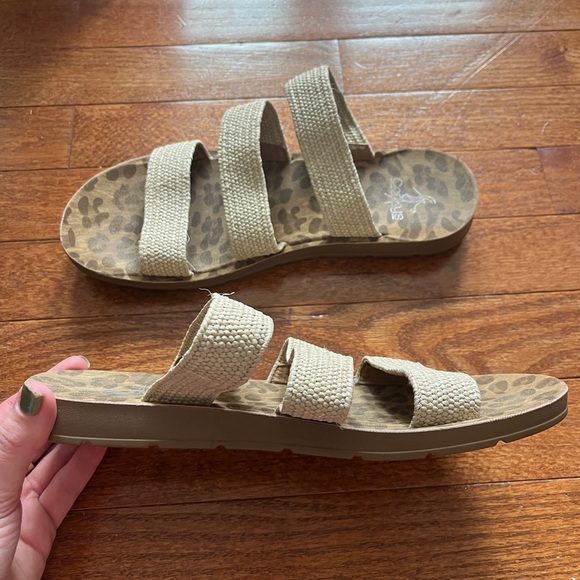 Size 9 Corkys tan three strap Sandal - Picture 3 of 3